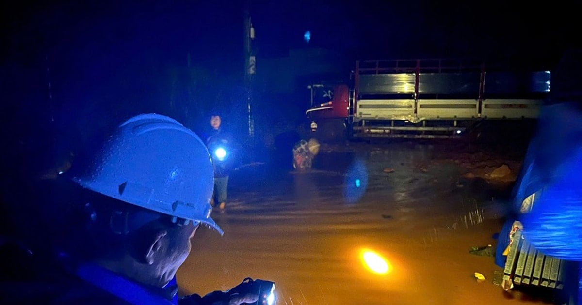 Điện lực Lâm Đồng khôi phục điện xuyên đêm cho bà con vùng lũ