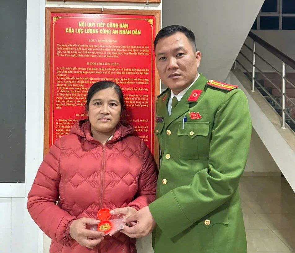 ভিন লিন কমিউন পুলিশ সমস্ত সম্পত্তি মালিকের কাছে ফিরিয়ে দিয়েছে - ছবি: ভিন লিন পুলিশ