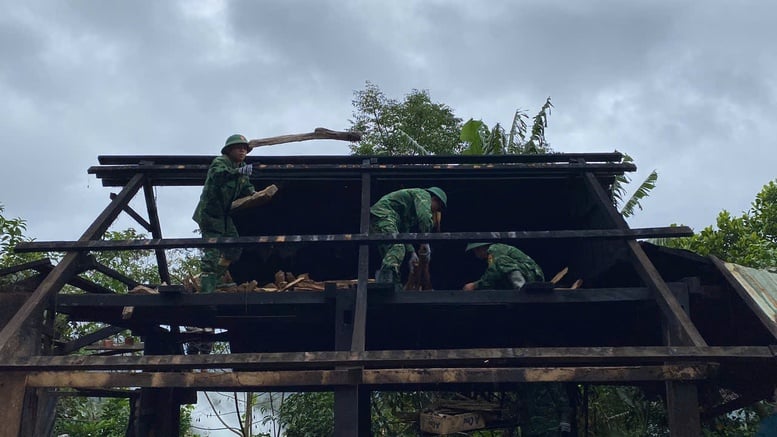 Da Nang: Pokračování evakuace domácností z oblastí postižených sesuvy půdy v obci Hung Son - Foto 1. Đà Nẵng: Tiếp tục di dời các hộ dân khỏi khu vực sạt lở ở xã Hùng Sơn- Ảnh 1.