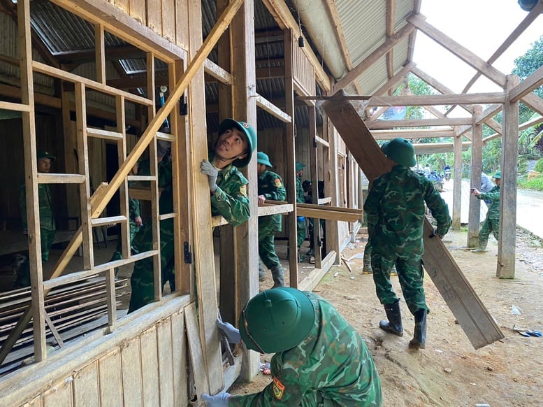 Da Nang: Pokračování evakuace domácností z oblastí postižených sesuvy půdy v obci Hung Son - Foto 3. Đà Nẵng: Tiếp tục di dời các hộ dân khỏi khu vực sạt lở ở xã Hùng Sơn- Ảnh 3.