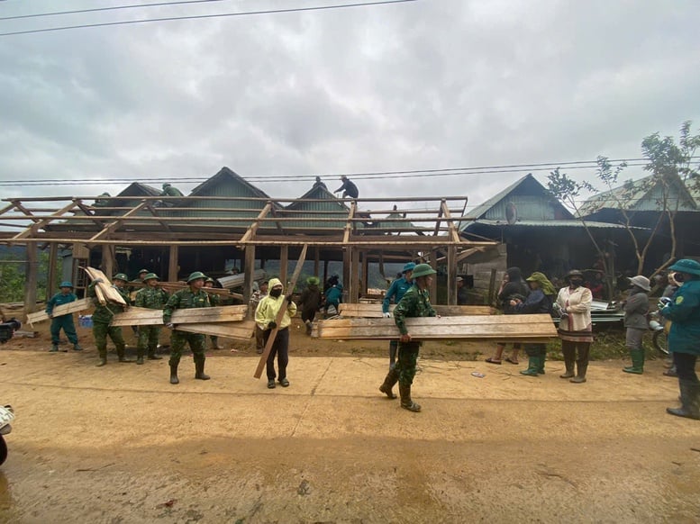 Da Nang: Pokračování evakuace domácností z oblastí postižených sesuvy půdy v obci Hung Son - Foto 4. Đà Nẵng: Tiếp tục di dời các hộ dân khỏi khu vực sạt lở ở xã Hùng Sơn- Ảnh 4.