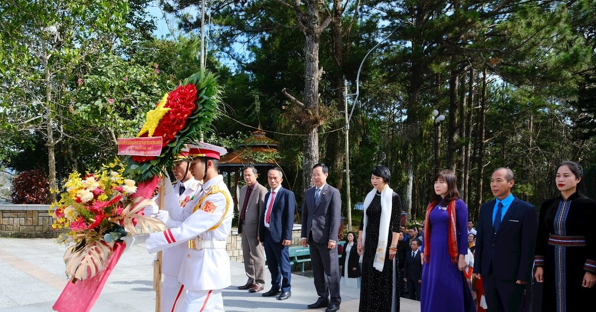 Đại biểu dự Đại hội MTTQ Lâm Đồng dâng hương tưởng niệm Anh hùng liệt sĩ