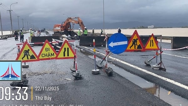 Ngày 24/11, còn 15 vị trí tắc đường trên các quốc lộ, đường sắt cũng chưa thể thông toàn tuyến