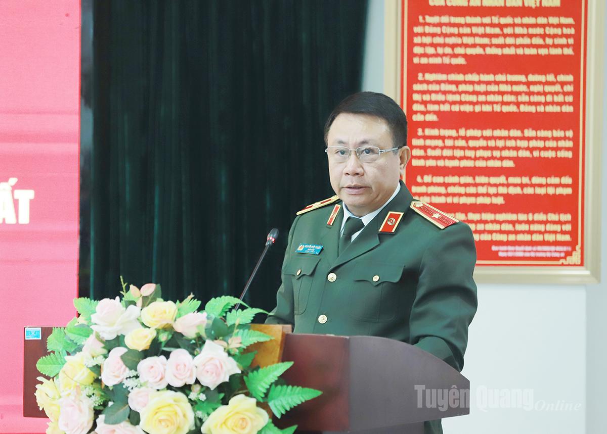 Generalul-maior Nguyen Duc Thuan, directorul Departamentului de Poliție Provincială, a ținut un discurs de lansare a mișcării de emulare.