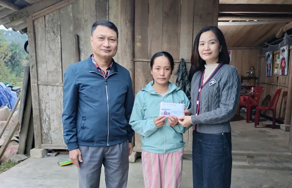 Paní Nguyen Thi Giang (manželka pana Phan Van Myho) obdržela od čtenářů novin SGGP 12 milionů VND.