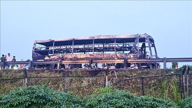 Xe giường nằm bốc cháy trên cao tốc TP Hồ Chí Minh - Trung Lương