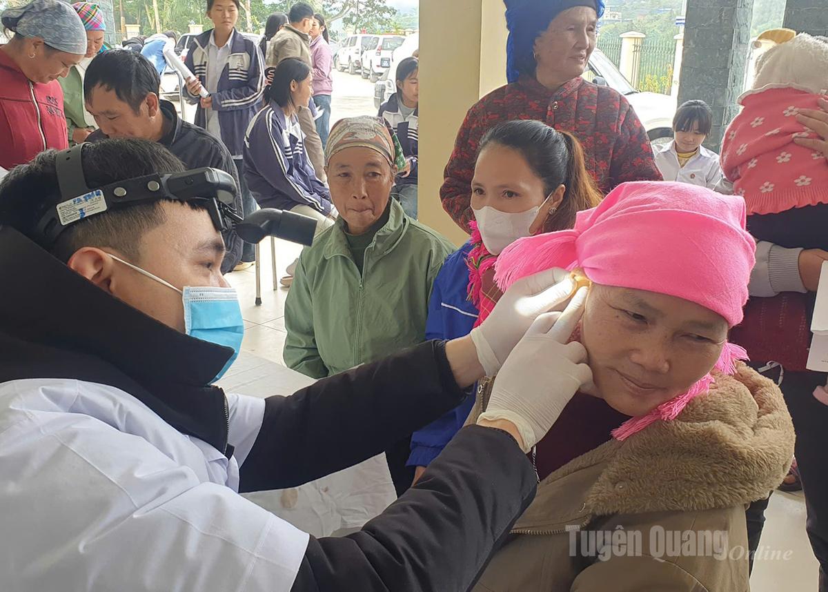 Sở Y tế khám, chăm sóc sức khỏe cho nhân dân xã Bạch Đích theo Nghị quyết 27