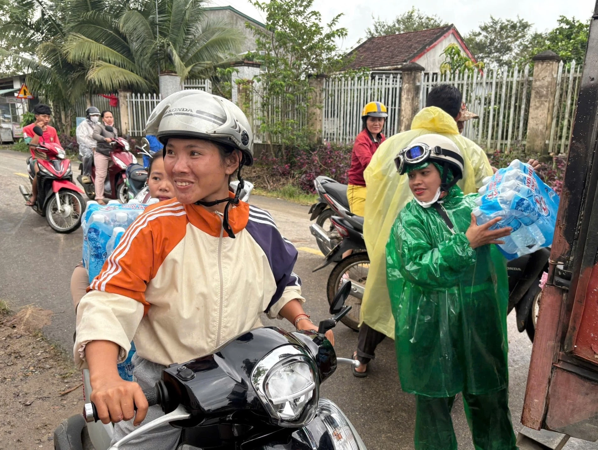 Nhiều quà hỗ trợ được trao cho người dân xã Trung Khánh Vĩnh ảnh hưởng bởi mưa lũ