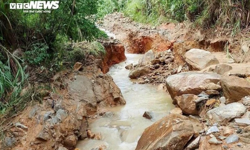 Cận cảnh đường đứt gãy tạo hố sâu 35m, cả thôn ở Quảng Ngãi bị chia cắt