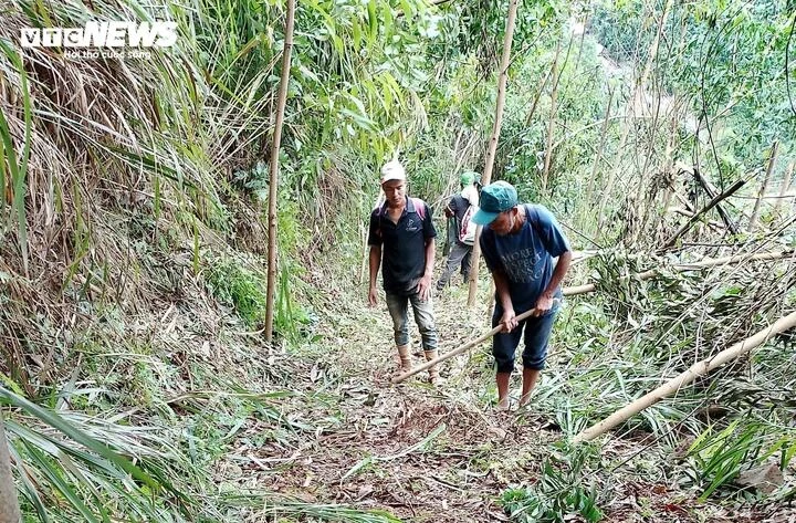 Hiện người dân muốn đến trung tâm xã phải đi bộ qua con đường mòn dài 1km do chính quyền địa phương và người dân mới phát dọn dọc sườn núi qua các điểm sạt lở, chia cắt. Đi bộ vượt đồi, núi đến trung tâm xã gùi được một bao gạo về nhà cũng mất gần 4 tiếng đồng hồ.