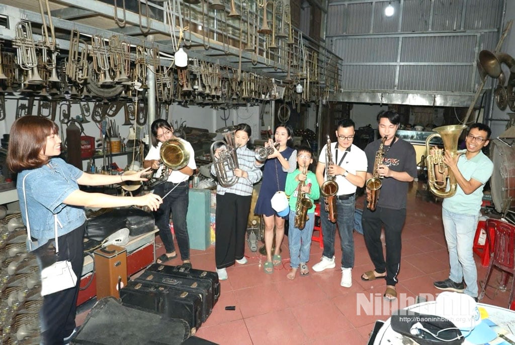 Turistler, Pham Phao pirinç köyünde (Hai Anh komünü) pirinç enstrüman hizmetini deneyimliyorlar.