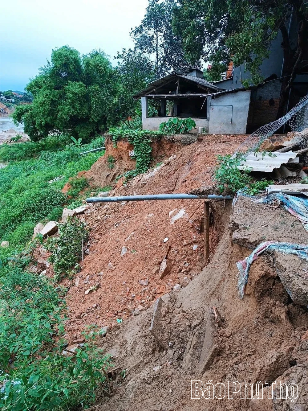 ការបាក់ដីដ៏ធ្ងន់ធ្ងរបានគំរាមកំហែងដល់ផ្ទះរាប់សិបគ្រួសារនៅតាមដងទន្លេ Lo ក្នុងឃុំ Hai Luu