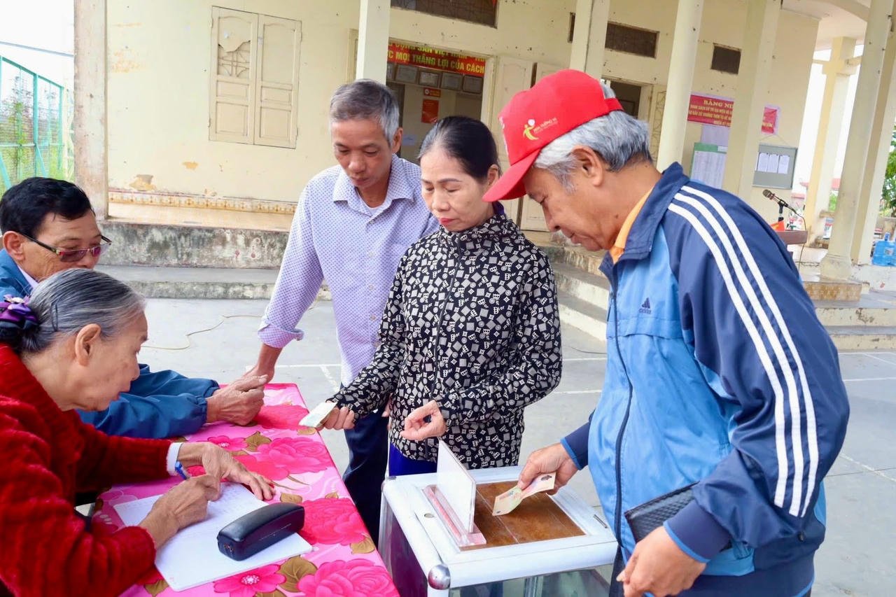 Obyvatelé obce Kien Hung ve městě Hai Phong podporují oběti povodní ráno 23. listopadu 2025.