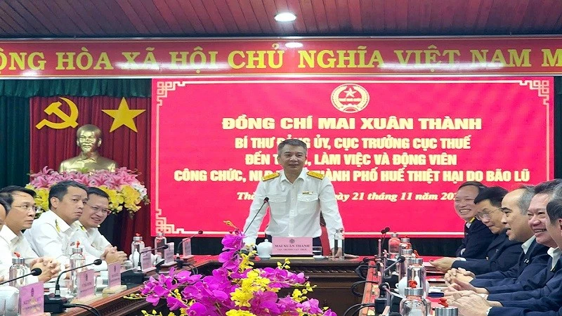 Cục trưởng Cục Thuế Mai Xuân Thành thăm bà con vùng lũ ở thành phố Huế
