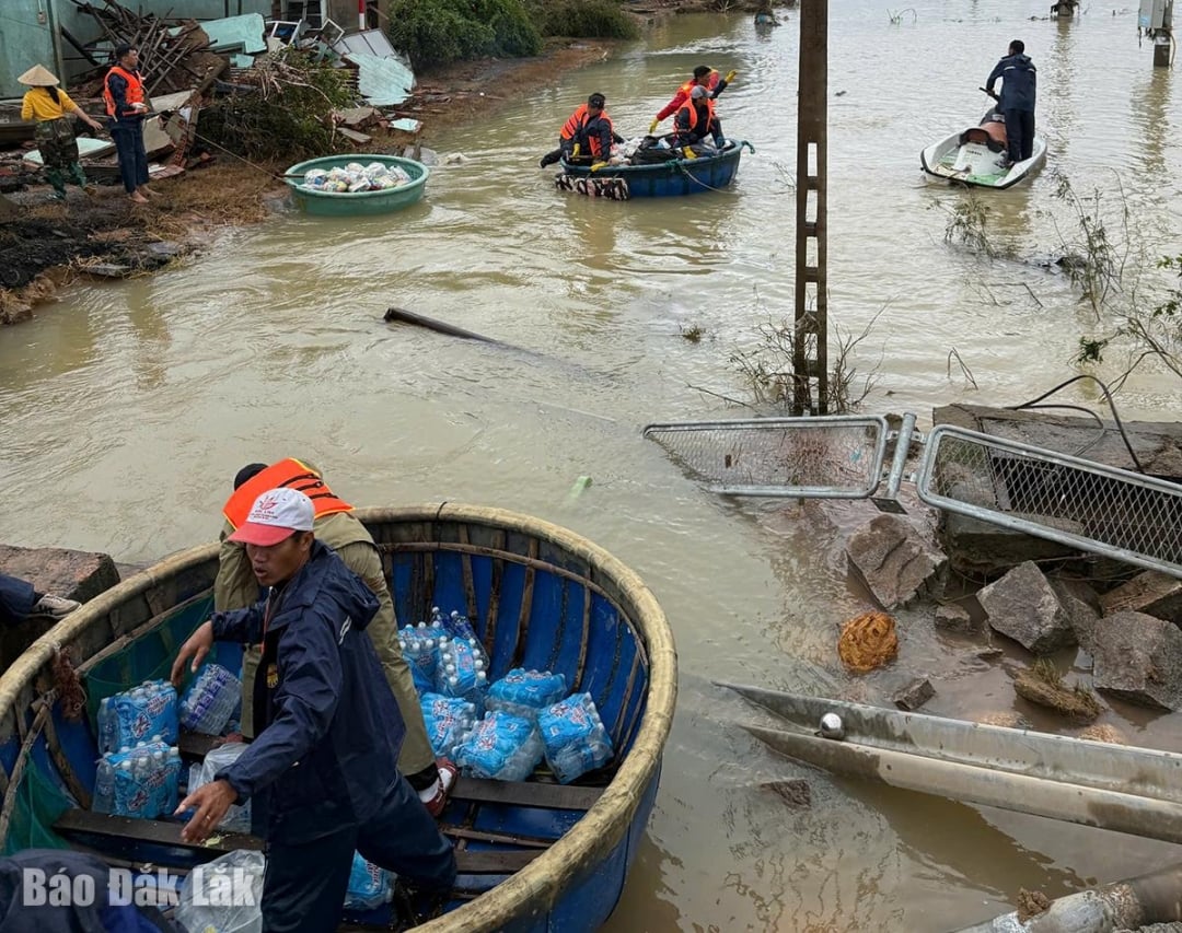 Mang "hơi ấm” đến với người dân vùng lũ