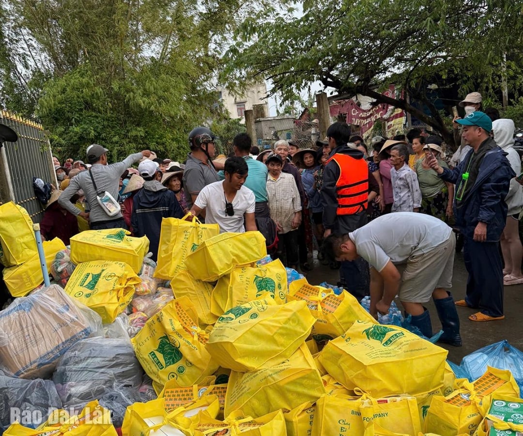 ກຸ່ມອາສາສະໝັກໄດ້ນຳເອົາເຄື່ອງຂອງທີ່ຈຳເປັນໄປມອບໃຫ້ປະຊາຊົນບ້ານພູນົງ-ບ້ານທີ່ໂດດດ່ຽວມາເປັນເວລາຫຼາຍວັນຍ້ອນໄພນໍ້າຖ້ວມຢູ່ຄຸ້ມພູອຽນ.