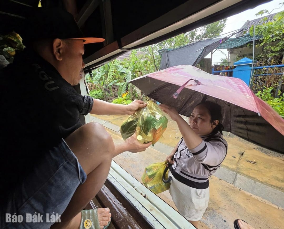 ຊາວ​ເມືອງ​ຄົນ​ໜຶ່ງ​ໄດ້​ນຳ​ໃຊ້​ລົດ​ບັນທຸກ​ຂອງ​ຄອບ​ຄົວ​ເພື່ອ​ຂົນ​ສົ່ງ​ສິນ​ຄ້າ​ເພື່ອ​ໜູນ​ຊ່ວຍ​ປະ​ຊາ​ຊົນ​ຢູ່​ຕາ​ແສງ ຮ່າ​ຕິ້ງ.