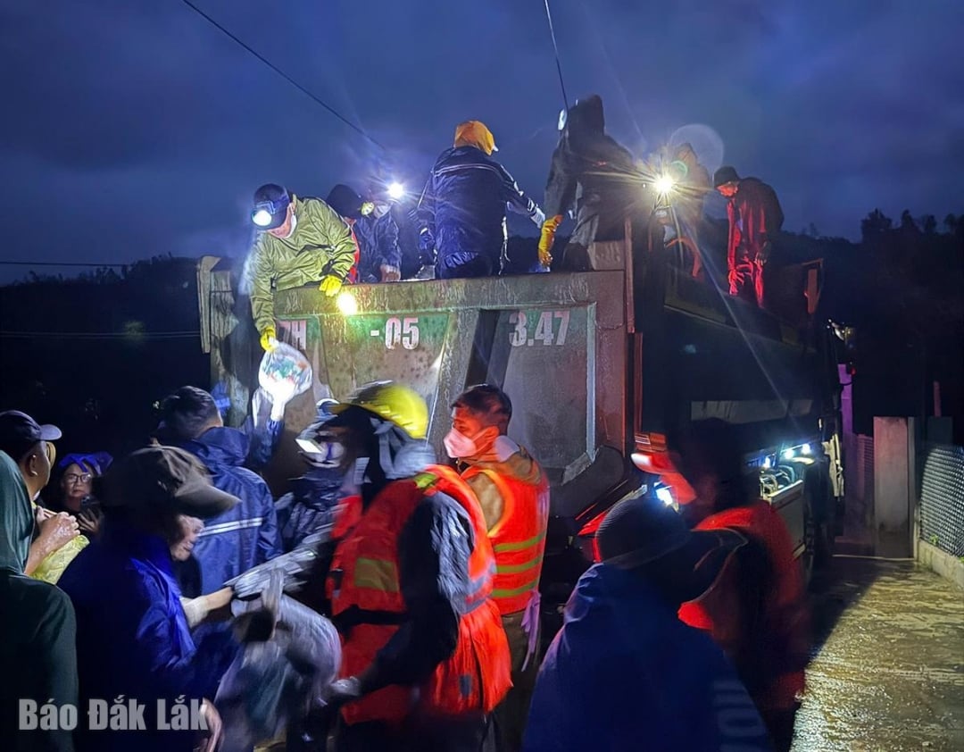 ​ເຖິງ​ວ່າ​ຈະ​ມືດ​ມົວ, ​ແຕ່​ມີ​ກຸ່ມ​ອາສາ​ສະໝັກ​ຂອງ​ປະຊາ​ຄົມ​ທ່ອງ​ທ່ຽວ Gia Lai ມາ​ໃຫ້ການ​ບັນເທົາ​ທຸກ​ໃຫ້​ບັນດາ​ທ້ອງ​ຖິ່ນ​ພາກ​ຕາ​ເວັນ​ອອກ​ຂອງ​ແຂວງ ດັກ​ລັກ.