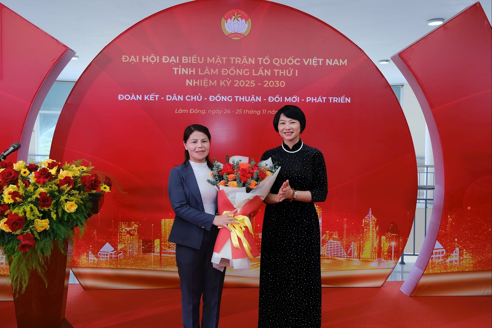 Tovarășa Pham Thi Phuc, secretar adjunct al Comitetului Provincial al Partidului, președinta Comitetului Provincial al Frontului Patriei Vietnam, a oferit flori reprezentanților mediului de afaceri care participau la stand.