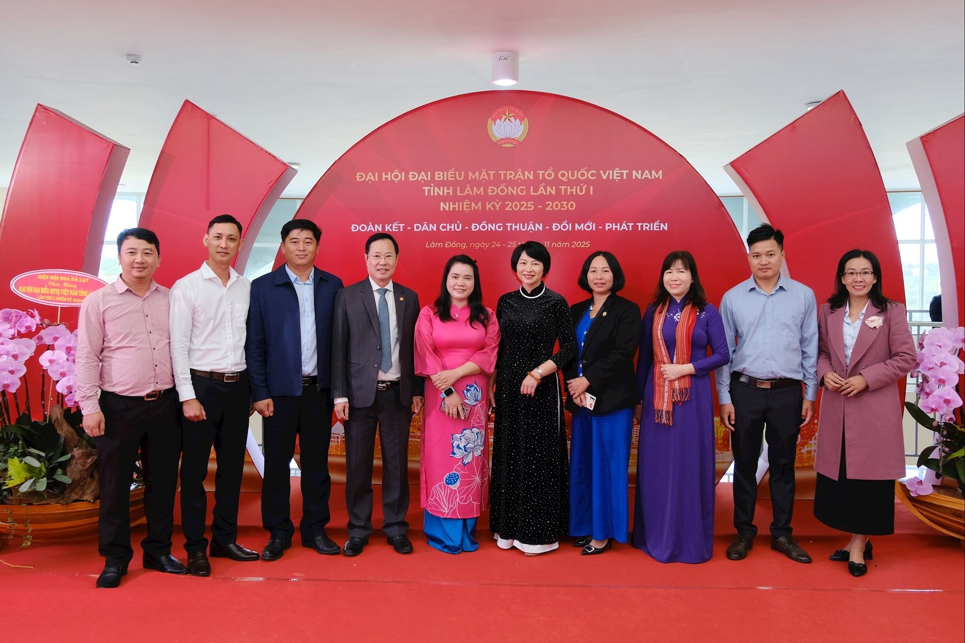 Liderii Comitetului Frontului Patriei Vietnam din provincia Lam Dong au făcut fotografii cu unitățile și afacerile participante la stand.