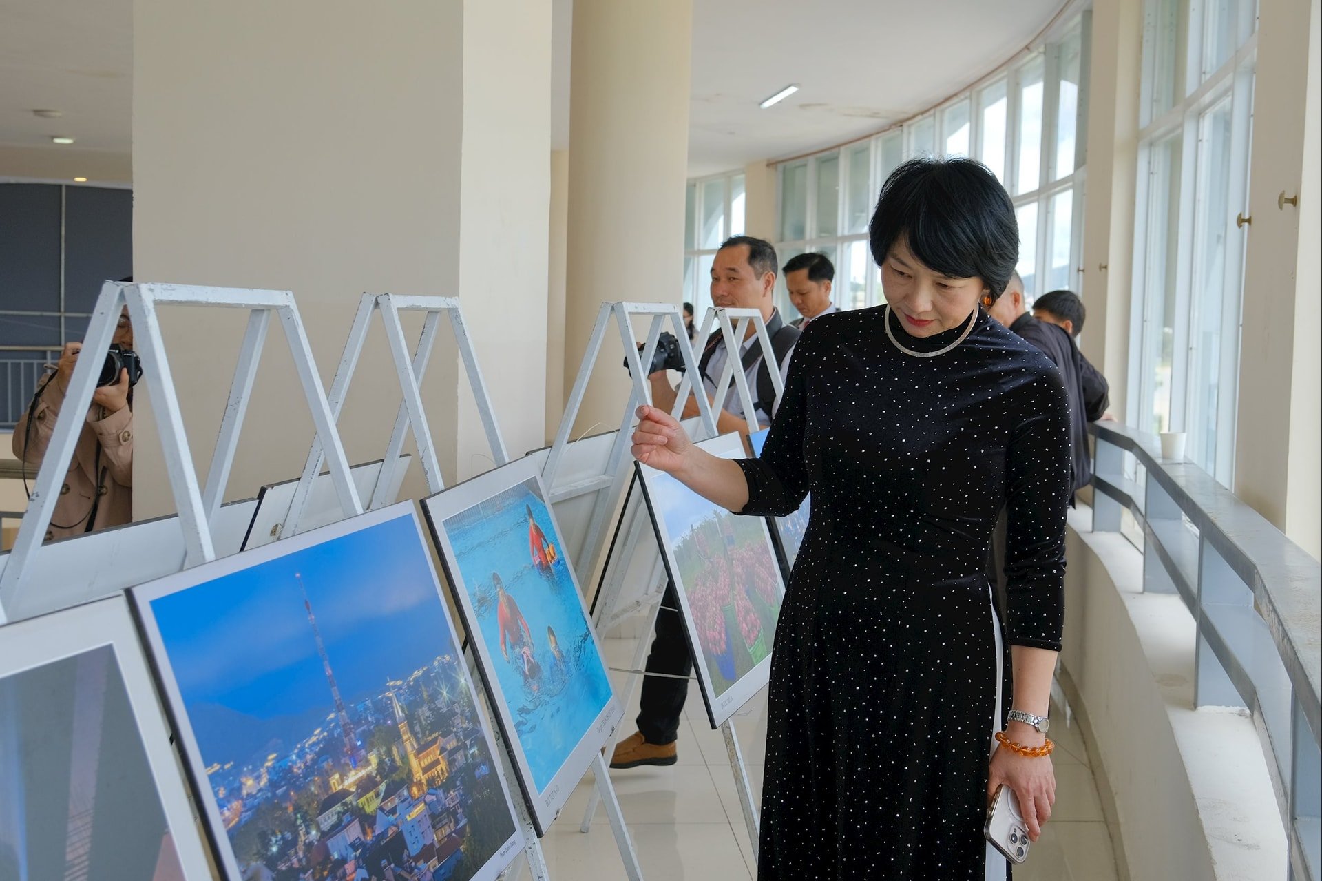 Tovarășa Pham Thi Phuc, secretar adjunct al Comitetului Provincial al Partidului, președintele Comitetului Provincial al Frontului Patriei Vietnam, a vizitat expoziția foto.