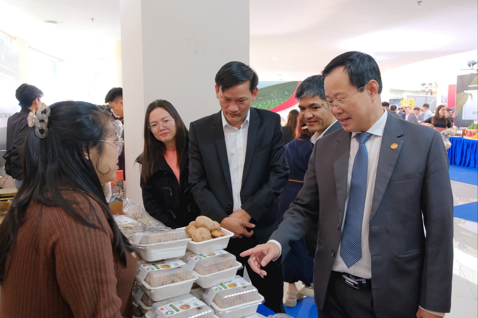 Tovarășul Pham Trieu, membru al Comitetului Provincial al Partidului, vicepreședinte al Comitetului Provincial al Frontului Patriei Vietnam, a vizitat standurile întreprinderilor