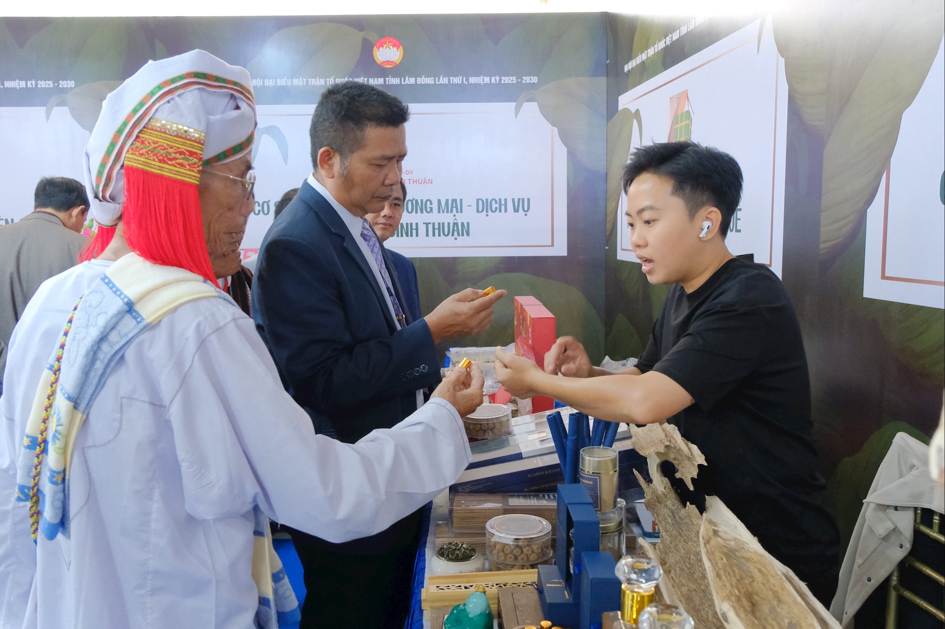 Delegații vizitează standul