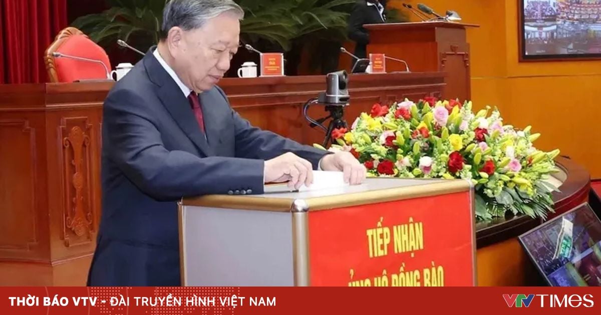 Tổng Bí thư Tô Lâm và các đại biểu quyên góp ủng hộ đồng bào bão lũ