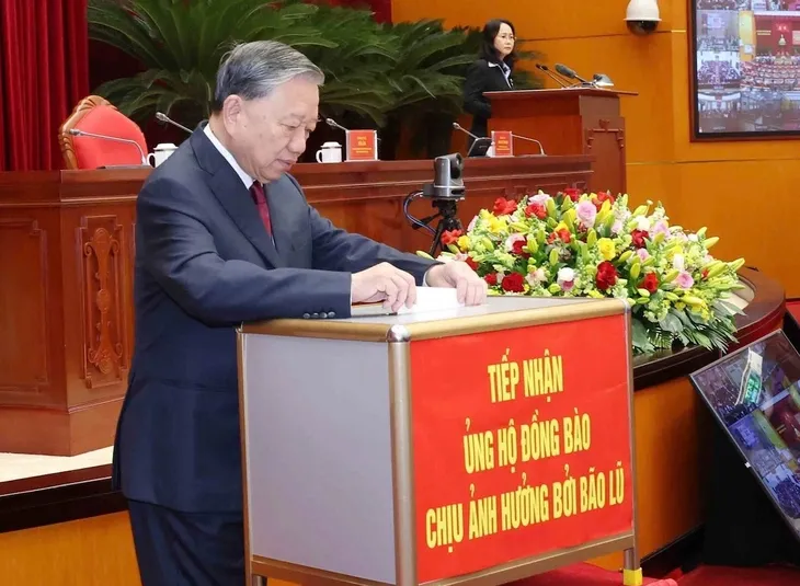 Tổng Bí thư Tô Lâm và các đại biểu quyên góp ủng hộ đồng bào bão lũ - Ảnh 2.