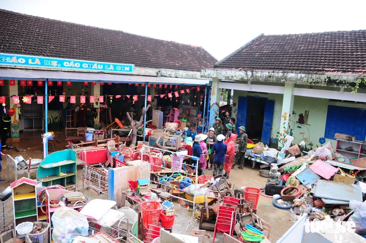 Bộ đội dồn dập đổ quân về vùng lũ, thầy cô mừng vì học sinh có thể nhanh trở lại lớp - Ảnh 4.