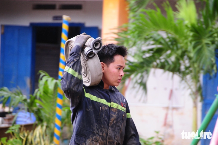 Bộ đội dồn dập đổ quân về vùng lũ, thầy cô mừng vì học sinh có thể nhanh trở lại lớp - Ảnh 5.