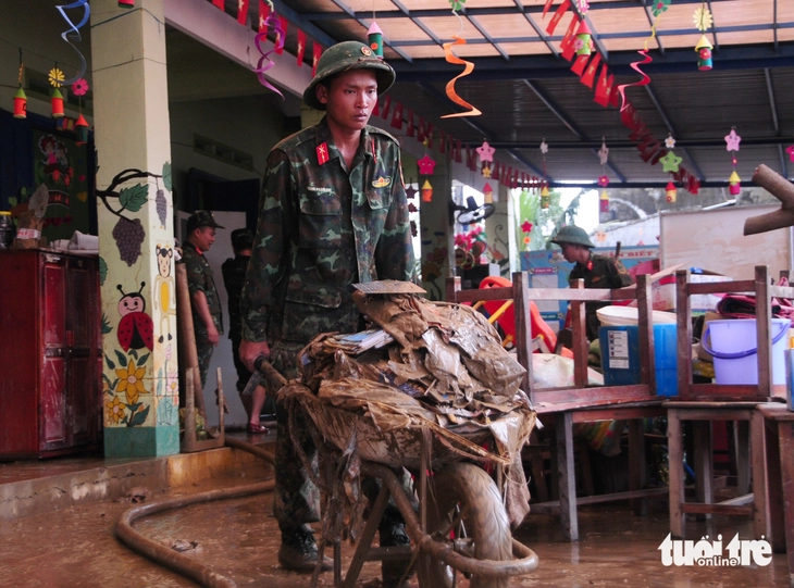 Bộ đội dồn dập đổ quân về vùng lũ, thầy cô mừng vì học sinh có thể nhanh trở lại lớp - Ảnh 6.