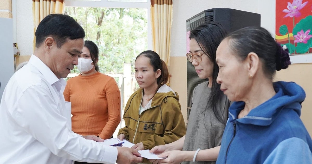 Thượng tướng Lê Chiêm trao quà cho người dân bị thiệt hại do lốc xoáy