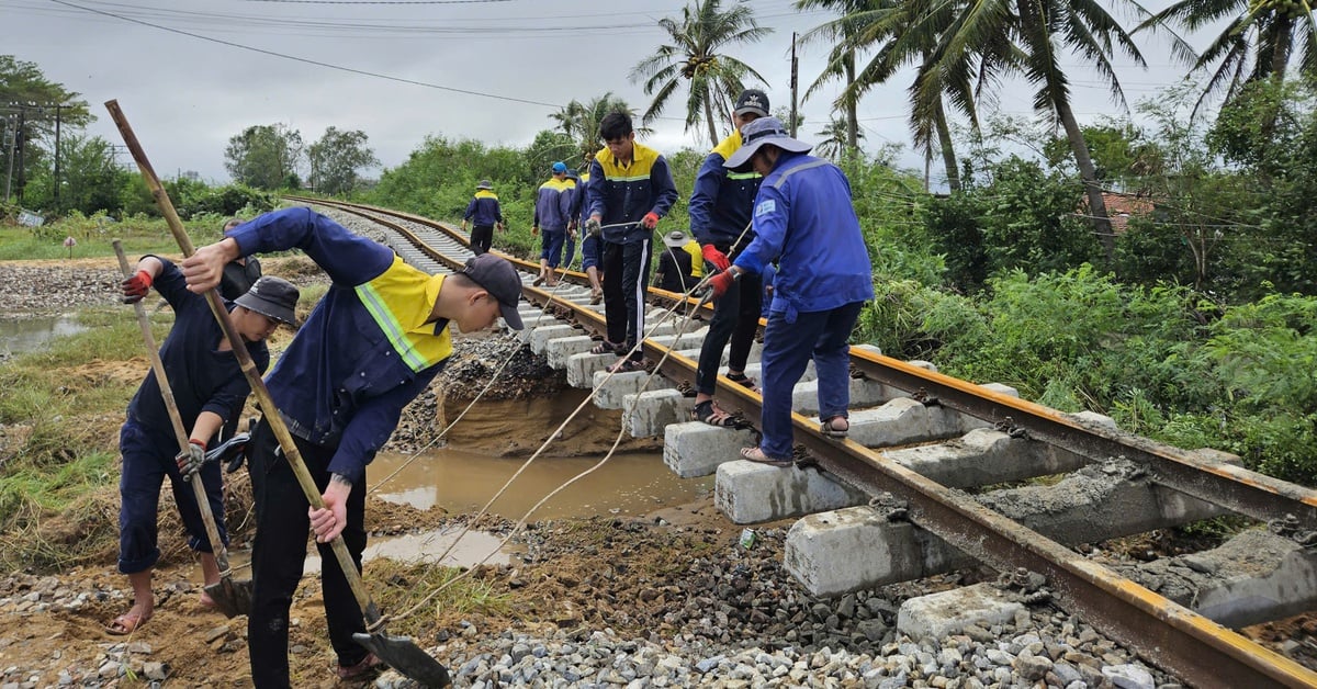 Đường sắt Bắc - Nam qua vùng lũ còn 15 điểm bị cuốn trôi nền đường