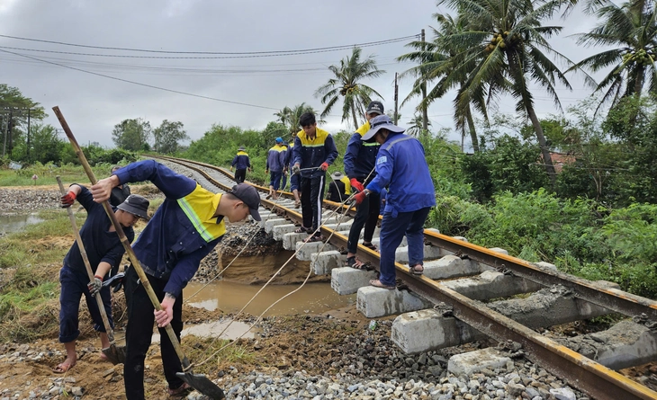 Đường sắt Bắc - Nam qua vùng lũ còn 15 điểm bị cuốn trôi nền đường - Ảnh 1.