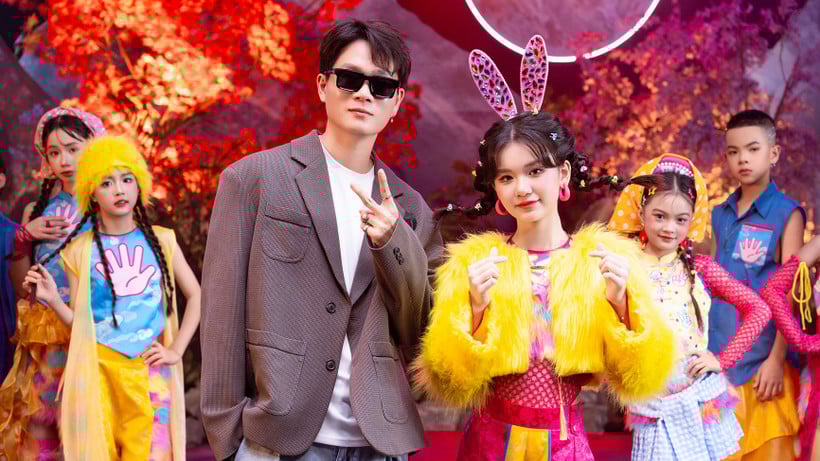 संगीतकार टुआन क्राई और बाल गायक किम कुओंग नए एमवी में।