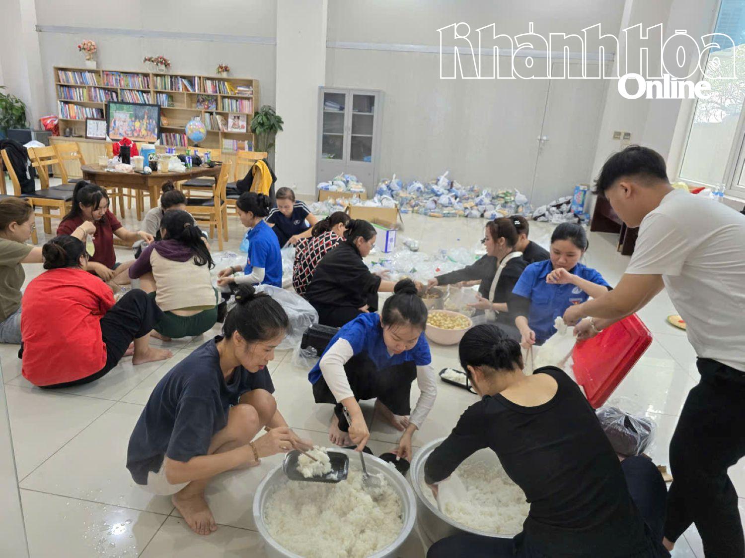 Cán bộ, nhân viên công ty chuẩn bị lương thực, thực phẩm cứu hộ bà con vùng lũ