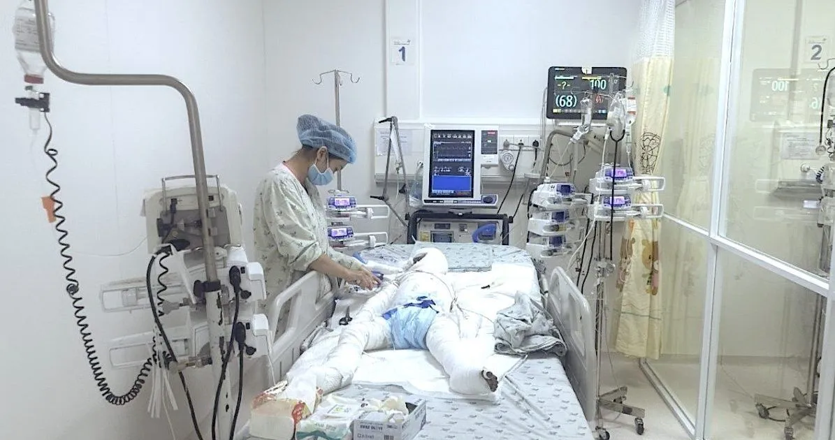Gần 100 ngày giành giật sự sống cho bé trai 6 tuổi bị bỏng nặng