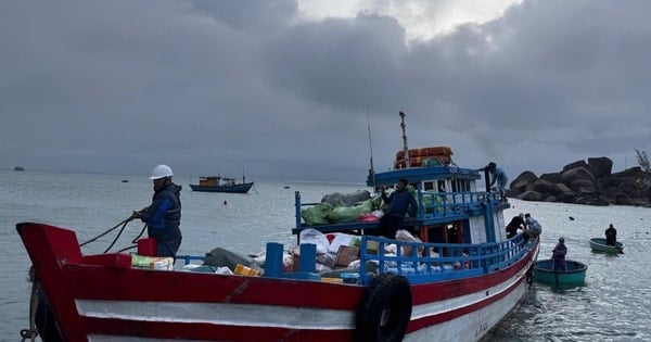 Gia Lai: Chuyến hàng cứu trợ thứ 2 vượt sóng lớn đến xã đảo Nhơn Châu