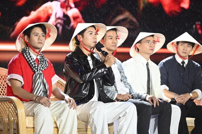 Đoàn phim 'Mưa đỏ' đội mưa giao lưu với khán giả TP.HCM  - Ảnh 3.