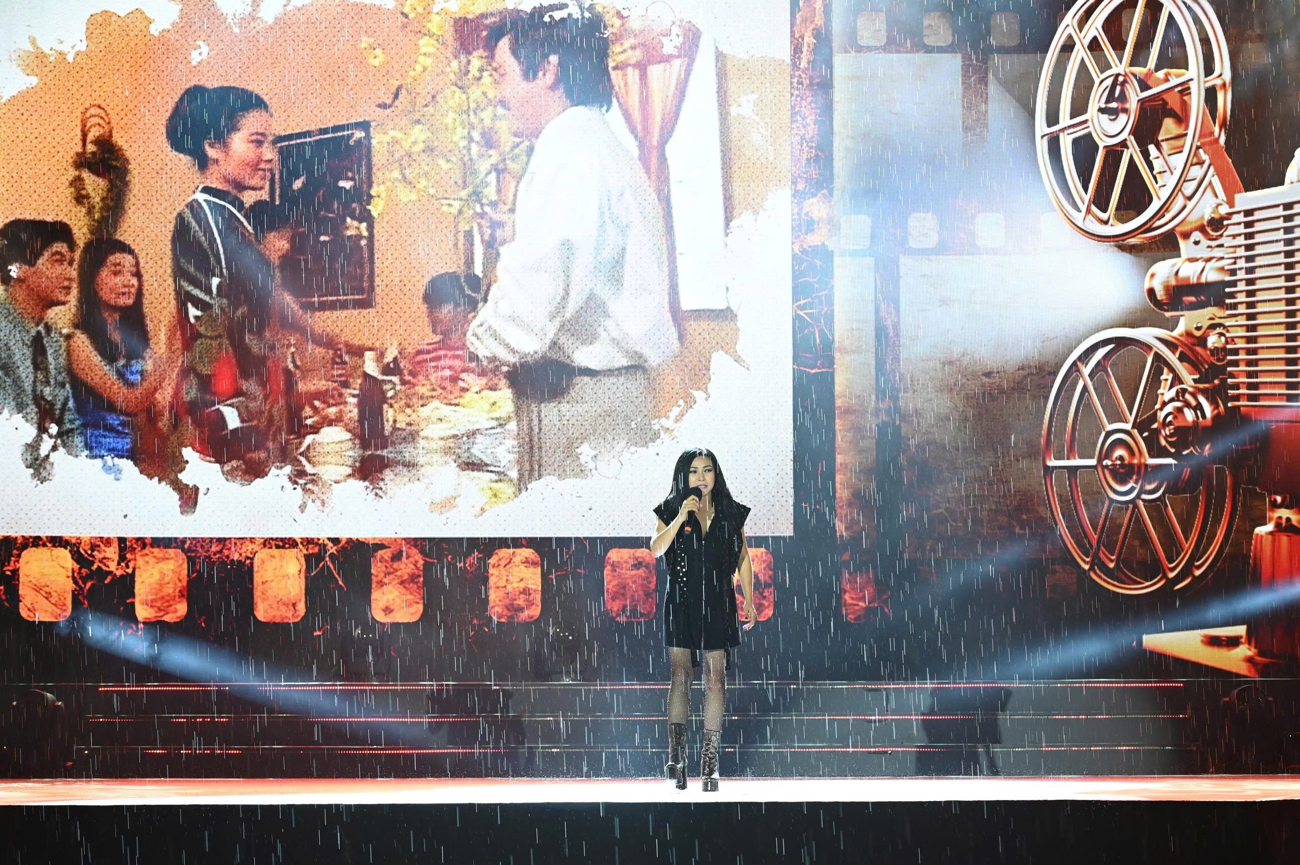 Đoàn phim 'Mưa đỏ' đội mưa giao lưu với khán giả TP.HCM  - Ảnh 11.