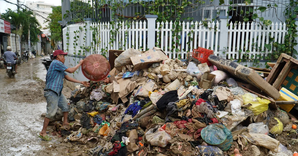 Người dân Khánh Hòa gượng dậy sau lũ