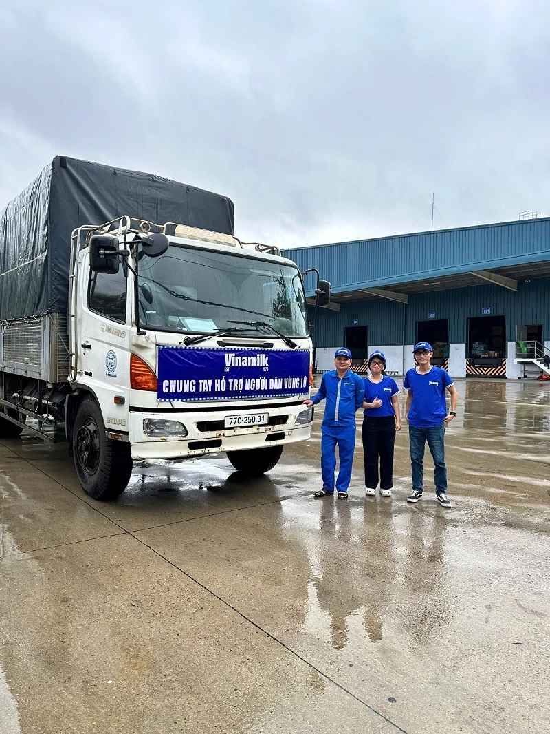 Vinamilk គាំទ្រផលិតផលអាហារូបត្ថម្ភចំនួន 48 តោនភ្លាមៗដល់ប្រជាជននៅតំបន់លិចទឹកនៃតំបន់ខ្ពង់រាបកណ្តាល និងកណ្តាល។