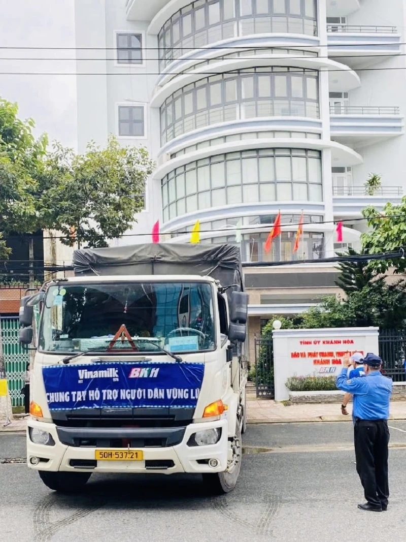 Vinamilk គាំទ្រផលិតផលអាហារូបត្ថម្ភចំនួន 48 តោនភ្លាមៗដល់ប្រជាជននៅតំបន់លិចទឹកនៃតំបន់ខ្ពង់រាបកណ្តាល និងកណ្តាល។