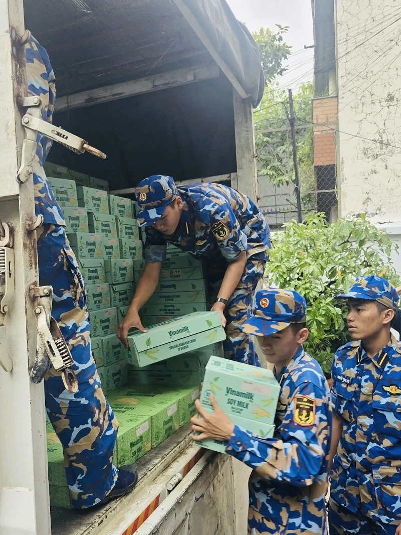 Vinamilk គាំទ្រផលិតផលអាហារូបត្ថម្ភចំនួន 48 តោនភ្លាមៗដល់ប្រជាជននៅតំបន់លិចទឹកនៃតំបន់ខ្ពង់រាបកណ្តាល និងកណ្តាល។