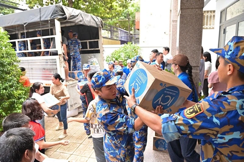 Vinamilk គាំទ្រផលិតផលអាហារូបត្ថម្ភចំនួន 48 តោនភ្លាមៗដល់ប្រជាជននៅតំបន់លិចទឹកនៃតំបន់ខ្ពង់រាបកណ្តាល និងកណ្តាល។