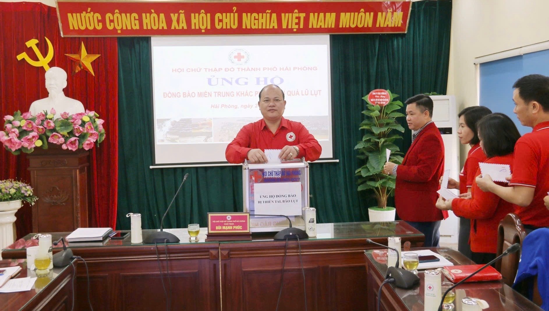 Hội Chữ thập đỏ thành phố Hải Phòng tiếp nhận kinh phí ủng hộ đồng bào khắc phục hậu quả lũ lụt