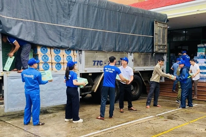 Vinamilk គាំទ្រផលិតផលអាហារូបត្ថម្ភចំនួន 48 តោនភ្លាមៗដល់ប្រជាជននៅតំបន់លិចទឹកនៃតំបន់ខ្ពង់រាបកណ្តាល និងកណ្តាល។