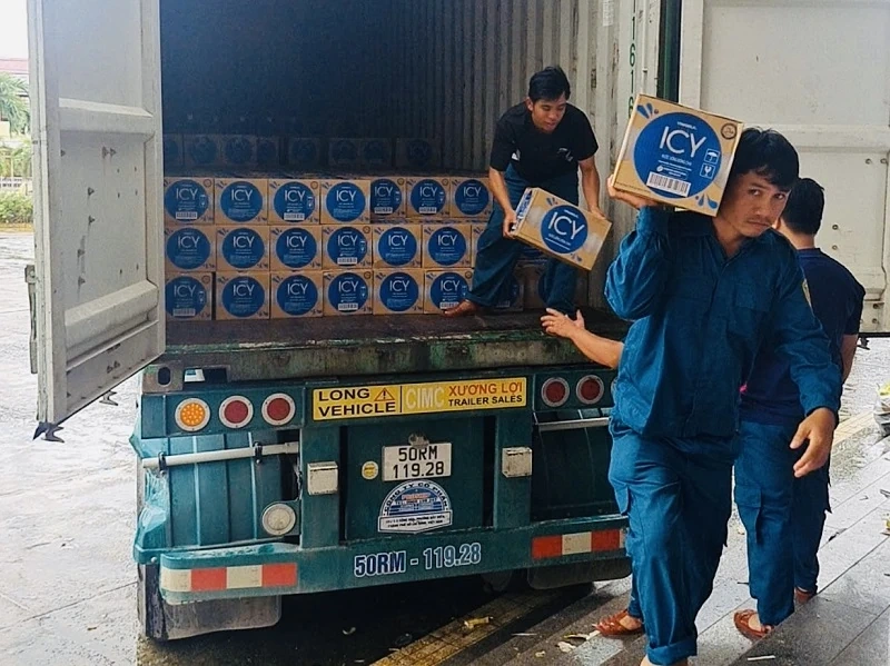 Vinamilk គាំទ្រផលិតផលអាហារូបត្ថម្ភចំនួន 48 តោនភ្លាមៗដល់ប្រជាជននៅតំបន់លិចទឹកនៃតំបន់ខ្ពង់រាបកណ្តាល និងកណ្តាល។