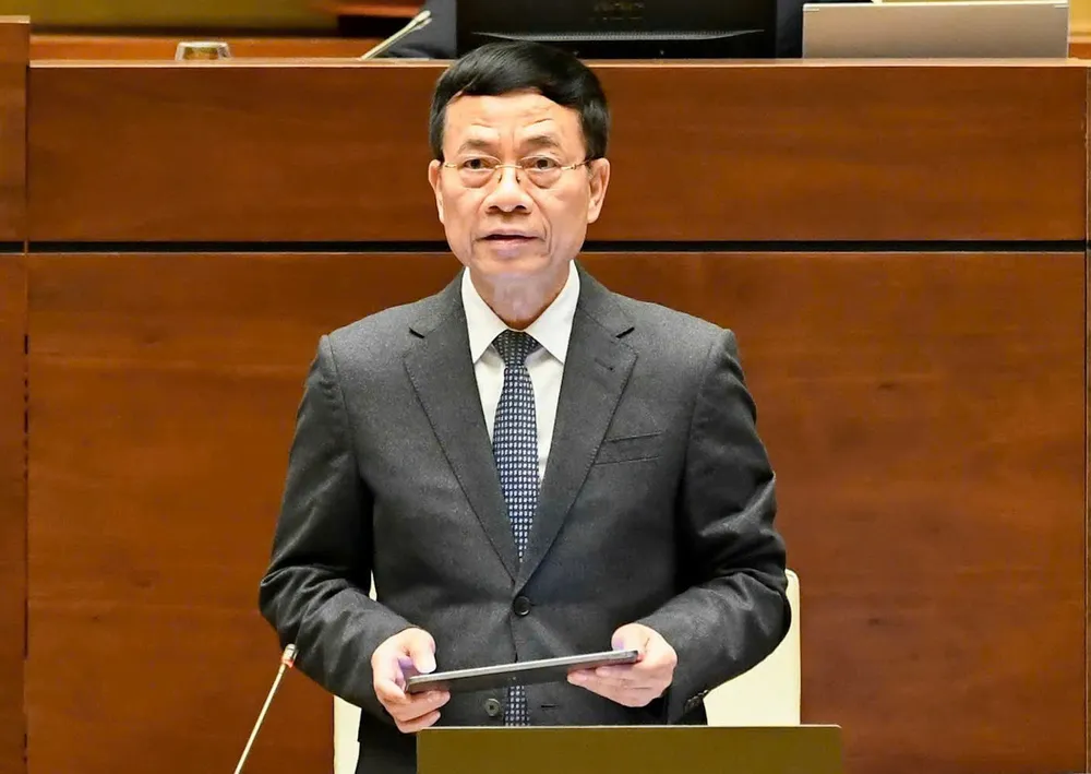 과학기술부 장관 응우옌 마잉 훙은 11월 24일 오전 국회 의원들이 제기한 여러 가지 문제에 대해 설명하고 명확히 하기 위해 연설했습니다. 사진: 비엣 청